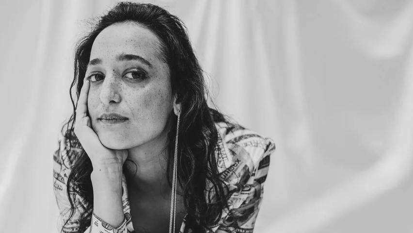 Keboo veröffentlichte am 10.12.2021 ihre Debut EP "Mood Swing". Auf 5 Tracks verbindet die gebürtige Berlinerin Elemente aus Jazz, Soul und Hiphop und etabliert so einen Sound, der schweren Beats und ernsten Themen, wie Kontrollverlust und Ängsten, eine gefühlvolle musikalische Leichtigkeit verleiht. Neben der Auseinandersetzung mit Krisen in unsicheren Zeiten spricht Keboo auch gesellschaftlich relevante Themen an und bezieht unaufdringlich Stellung. Produziert von neuen und alten Freunden, wie beispielsweise Dexter, ist "Mood Swing" ein intimes Projekt, mit dem sich die Sängerin zwar ehrlich und verletzlich zeigt, aber gleichzeitig auch die Stärke vermittelt, die aus Krisen hervorgehen kann. Keboo veröffentlichte am 10.12.2021 ihre Debut EP "Mood Swing". Auf 5 Tracks verbindet die gebürtige Berlinerin Elemente aus Jazz, Soul und Hiphop und etabliert so einen Sound, der schweren Beats und ernsten Themen, wie Kontrollverlust und Ängsten, eine gefühlvolle musikalische Leichtigkeit verleiht. Neben der Auseinandersetzung mit Krisen in unsicheren Zeiten spricht Keboo auch gesellschaftlich relevante Themen an und bezieht unaufdringlich Stellung. Produziert von neuen und alten Freunden, wie beispielsweise Dexter, ist "Mood Swing" ein intimes Projekt, mit dem sich die Sängerin zwar ehrlich und verletzlich zeigt, aber gleichzeitig auch die Stärke vermittelt, die aus Krisen hervorgehen kann.