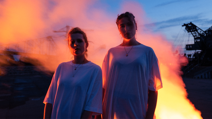 Umme Block gehören zu den spannendsten deutschen Newcomerinnen. Seit 2018 erkunden Leoni Klinger und Klara Rebers mit analogen und virtuell-analogen Synthesizern, E-Gitarre und Beatmaschine Klanglandschaften von Dream-Pop, bis Electronica, Wave und Trip-Hop. Dabei fügen sie jeder Richtung stets eine eigene Handschrift hinzu. 25 HOURS heißt nun das langersehnte Debütalbum, das am 24. Januar über Munich Warehouse erschienen ist. Akribische Kleinstarbeit, Bühnenreifung und viele kreative Spaziergänge um den Block kennzeichnen eine Reise, die sich hörbar gelohnt hat. Finesse und Stil werden bei Umme Block großgeschrieben. Wohldosierte Beats, wabernde Melodien, psychedelische Momente – all das ist fein abgestimmt. Während sich ausladende Klangteppiche über einen ergießen, schneiden charakteristische Gitarren-Akzente die Luft. Auf einem poppigen Grundgerüst thronen etliche Details und über allem schwebt der wohltuend erwachsene Zweigesang. Die 25 HOURS Tour bietet dazu auch noch visuell eine Besonderheit: Jedes Konzert dieser Tour wird von Live-Visuals unterstützt. Wer UMME BLOCK live erlebt, merkt, dass es gerade die Chemie der beiden ist, die diese Band trägt. Die unbändige Spielfreude hat das Duo bei zahlreichen Auftritten (u.a. als Support für FIVA, Blackout Problems und Some Sprouts) zu einem echten Highlight avancieren lassen. Umme Block sind mitreißend. Denn was auf der Bühne passiert, ist wirklich live – nichts stammt vom Band. Und dieses Multitasking-Kunststück klingt weit, satt, echt und grundsympathisch. Wenn Ehrlichkeit auf Leidenschaft trifft und gutes Handwerk küsst, kann das nur funktionieren. Umme Block gehören zu den spannendsten deutschen Newcomerinnen. Seit 2018 erkunden Leoni Klinger und Klara Rebers mit analogen und virtuell-analogen Synthesizern, E-Gitarre und Beatmaschine Klanglandschaften von Dream-Pop, bis Electronica, Wave und Trip-Hop. Dabei fügen sie jeder Richtung stets eine eigene Handschrift hinzu. 25 HOURS heißt nun das langersehnte Debütalbum, das am 24. Januar über Munich Warehouse erschienen ist. Akribische Kleinstarbeit, Bühnenreifung und viele kreative Spaziergänge um den Block kennzeichnen eine Reise, die sich hörbar gelohnt hat. Finesse und Stil werden bei Umme Block großgeschrieben. Wohldosierte Beats, wabernde Melodien, psychedelische Momente – all das ist fein abgestimmt. Während sich ausladende Klangteppiche über einen ergießen, schneiden charakteristische Gitarren-Akzente die Luft. Auf einem poppigen Grundgerüst thronen etliche Details und über allem schwebt der wohltuend erwachsene Zweigesang. Die 25 HOURS Tour bietet dazu auch noch visuell eine Besonderheit: Jedes Konzert dieser Tour wird von Live-Visuals unterstützt. Wer UMME BLOCK live erlebt, merkt, dass es gerade die Chemie der beiden ist, die diese Band trägt. Die unbändige Spielfreude hat das Duo bei zahlreichen Auftritten (u.a. als Support für FIVA, Blackout Problems und Some Sprouts) zu einem echten Highlight avancieren lassen. Umme Block sind mitreißend. Denn was auf der Bühne passiert, ist wirklich live – nichts stammt vom Band. Und dieses Multitasking-Kunststück klingt weit, satt, echt und grundsympathisch. Wenn Ehrlichkeit auf Leidenschaft trifft und gutes Handwerk küsst, kann das nur funktionieren.