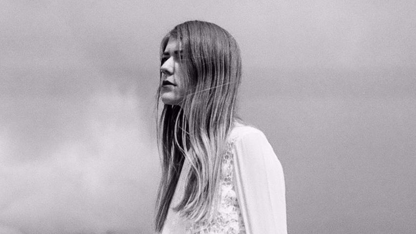 Lucy Kruger ist eine Singer-/Songwriterin aus Kapstadt, Südafrika, die kürzlich nach Berlin gezogen ist. Ihre Performance konzentriert sich auf das Pure, Nackte eines Songs, langsamer psychedelischer Folk… Lucy Kruger ist eine Singer-/Songwriterin aus Kapstadt, Südafrika, die kürzlich nach Berlin gezogen ist. Ihre Performance konzentriert sich auf das Pure, Nackte eines Songs, langsamer psychedelischer Folk…