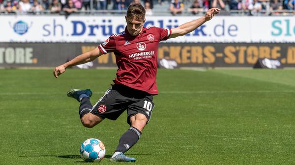 Mit der Saison 21/22 kam es zu einem Wechsel des Ausrüsters beim Club. Auch Adidas stattete den FCN mit den altbewährten weinroten Trikots aus.