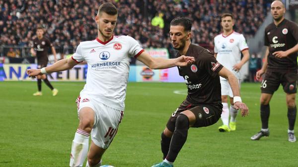 Auch auswärts hielt Adidas an den alten Traditionen fest: klassisch weiß spielte der Club seine meisten Spiele in der Ferne.