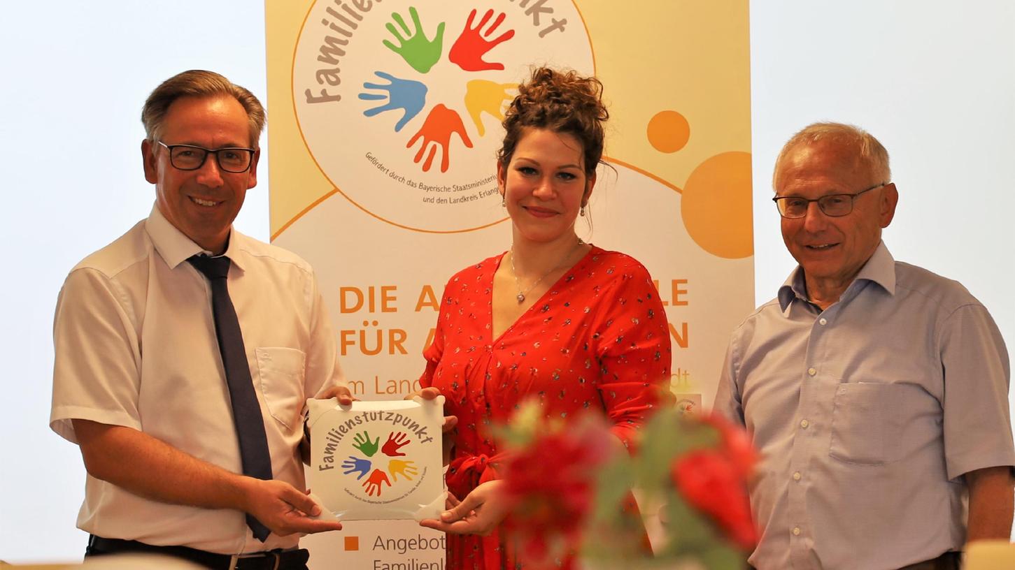 Landrat Tritthart (l.), Sofie Wedel und Helmut Lottes präsentieren stolz das Logo des neuen Familienstützpunktes in Vestenbergsgreuth.
Landrat Tritthart (l.), Sofie Wedel und Helmut Lottes präsentieren stolz das Logo des neuen Familienstützpunktes in Vestenbergsgreuth.