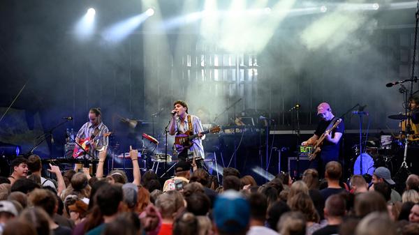 Zuletzt haben sie 2022 auf dem Festival auf der Kulturinsel Wöhrmühle gespielt, dieses Jahr kehrt eine der erfolgreichsten Indiebands Deutschlands zurück nach Erlangen: Von wegen Lisbeth. Am 21. Juli werden sie das Abschlusskonzert des diesjährigen Festivals spielen. Mit Songs wie "Wenn du tanzt", "Meine Kneipe" oder "Sushi" lädt die Band zum Mitsingen und Tanzen ein. Oder um es in den Worten der Band zu sagen: "Alles Liebe, wenn du tanzt!"