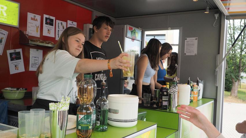 Schülerinnen lernten das Mixen von alkoholfreien Cocktails.