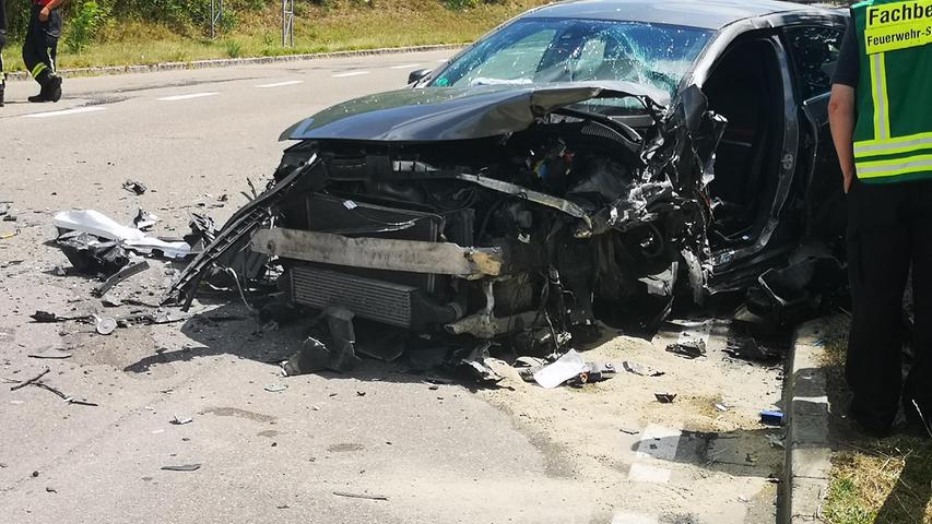 Eine 52-Jährige aus dem Landkreis Ansbach war mit ihrem Mercedes aus bislang unbekannter Ursache in einer Kurve auf die Gegenfahrbahn geraten und dort mit einem anderen Fahrzeug zusammengestoßen.