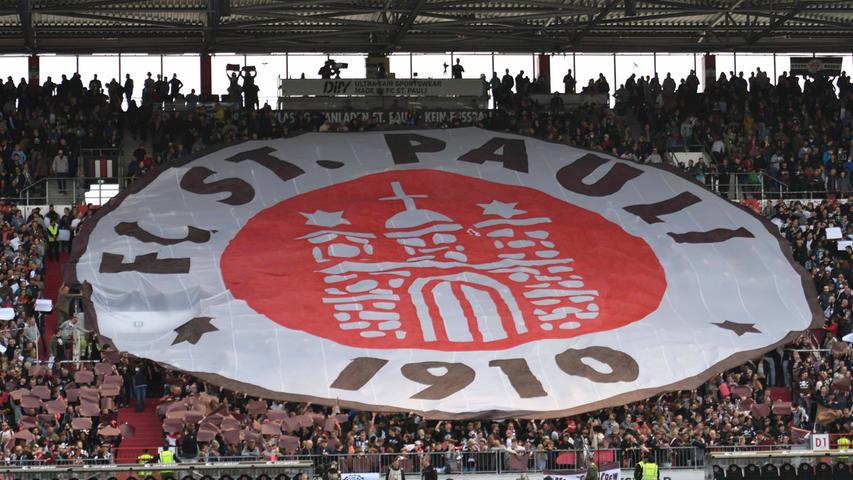 Endlich geht es wieder los! Die Anhänger des FC St. Pauli zelebrierten den Auftakt in die neue Spielzeit mit einer Choreografie.