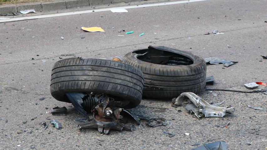 Trümmerfeld in Mittelfranken: Autos stoßen frontal zusammen - drei Schwerverletzte