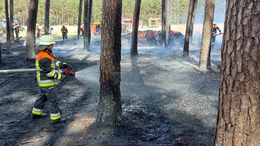 Hubschrauber im Einsatz: Holzstapel verursacht Flächenbrand im Landkreis Roth