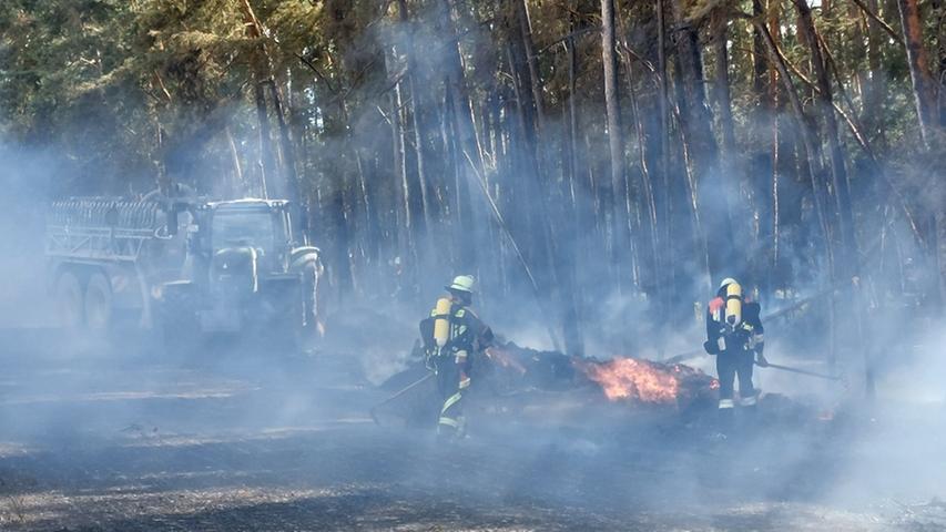 Hubschrauber im Einsatz: Holzstapel verursacht Flächenbrand im Landkreis Roth