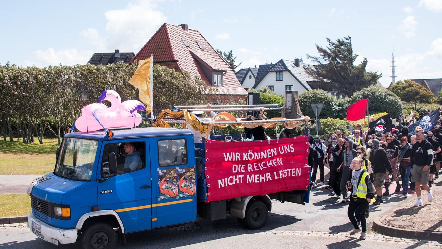 Linke Aktivisten zogen am Samstag von Westerland nach Kampen.
