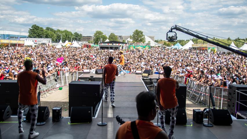 Mega-Party am Nürnberger Flughafen: 15.000 Menschen feiern beim Latin-Festival