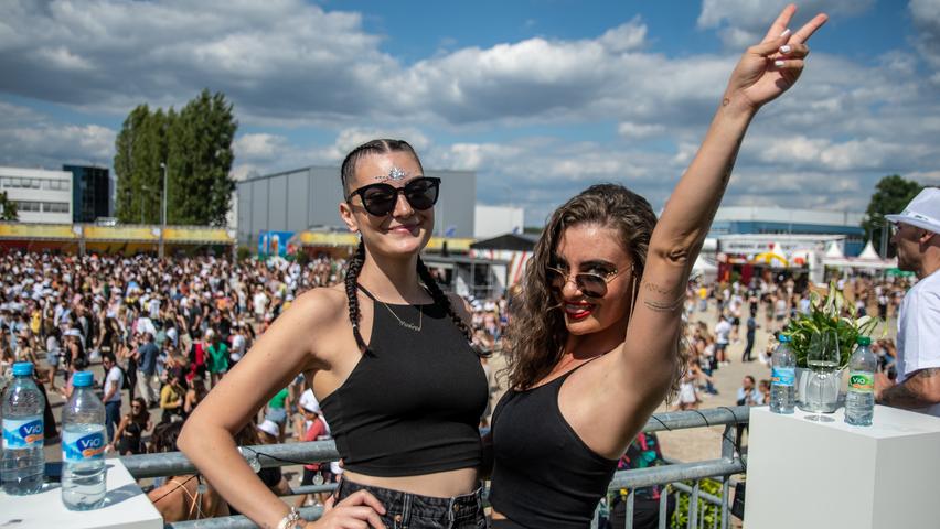 Mega-Party am Nürnberger Flughafen: 15.000 Menschen feiern beim Latin-Festival