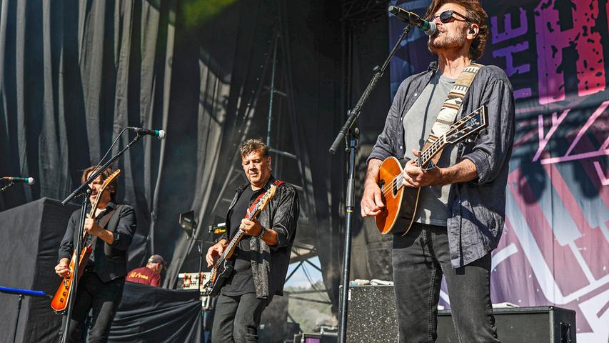 "The Hooters" zeigen bei ihrem Festival-Auftritt, dass melodiöser Folkpop sehr rockig daherkommen kann.