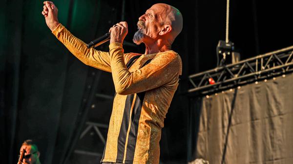 Wenn Mike Sadler über die Bühne tobt, weiß man, was vielen heutigen Rockbands fehlt.