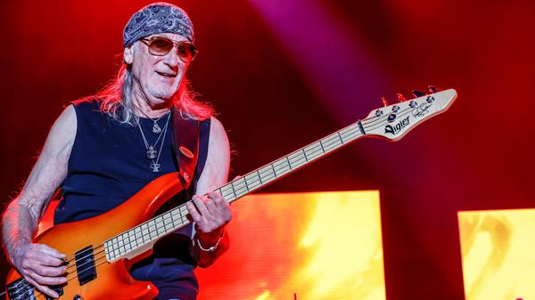 Roger Glover in Aktion.