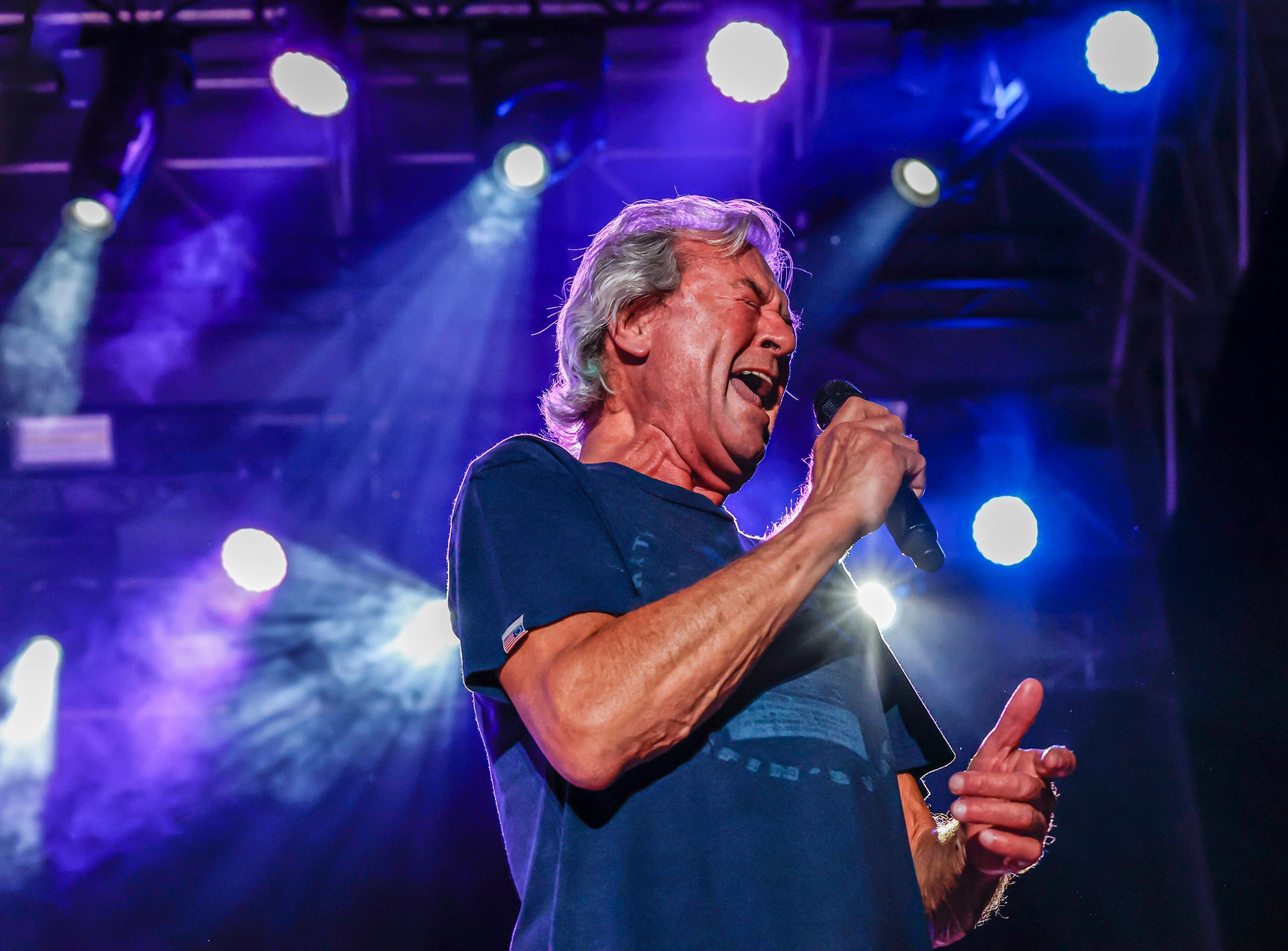 So sieht es aus, wenn ein Sänger mit Herzblut bei der Sache ist und die Musik lebt, die er singt.