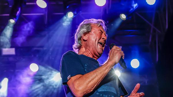 So sieht es aus, wenn ein Sänger mit Herzblut bei der Sache ist und die Musik lebt, die er singt.