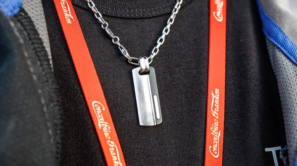 Als Security darf man auch einmal besonderen Schmuck tragen.