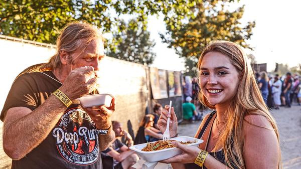 Gebratene Nudeln am späten Nachmittag, "weil das der einzige Verkaufsstand war, an dem keine kilometerlangen Menschenschlangen warteten", wie die beiden Nudelfans verrieten.