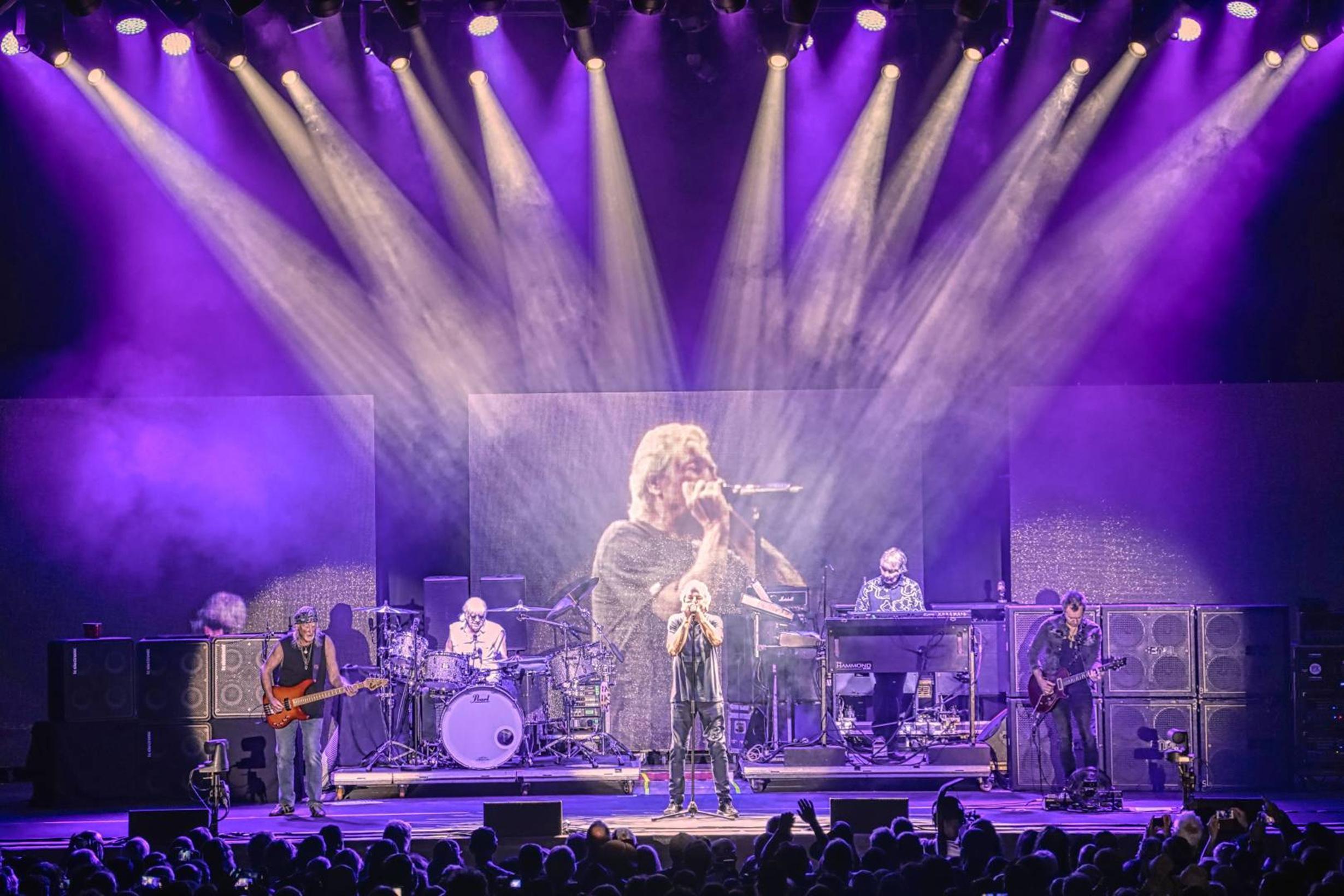 ...derweil Deep Purple endlich beim Finale mit "Smoke On The Water" angekommen ist.