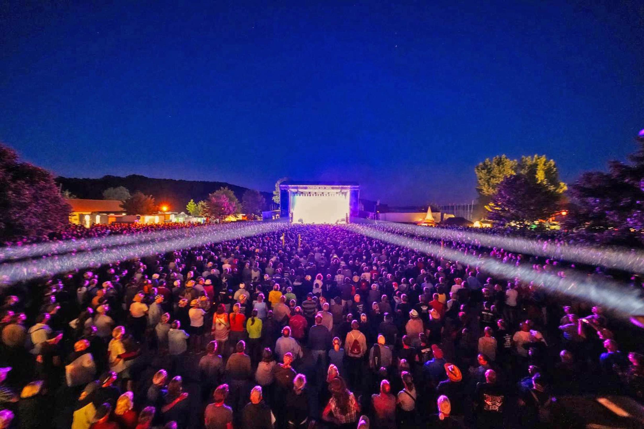 ...und versetzen die rund 12.000 Fans vor der Bühne in Ekstase.