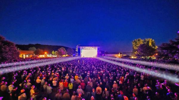 ...und versetzen die rund 12.000 Fans vor der Bühne in Ekstase.