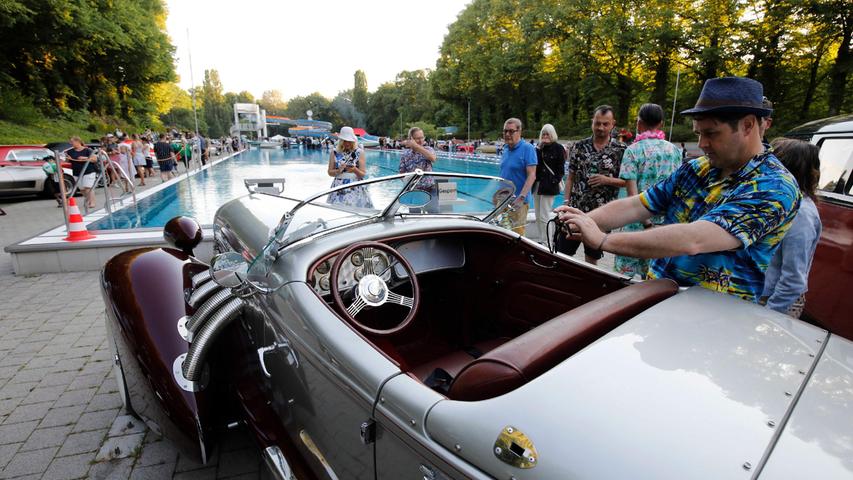 Schicke Autos und wirbelnde Röcke: So lief die Vintage Pool Party im Stadionbad