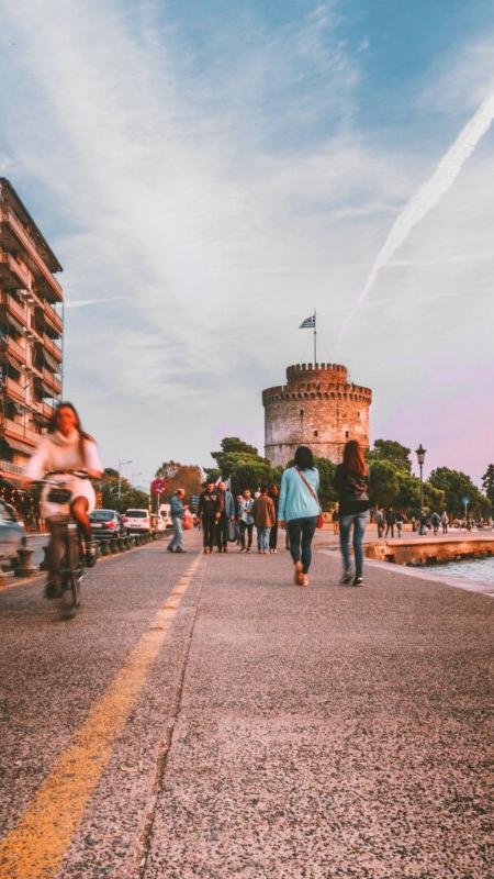 Seit 2013 ist Thessaloniki um eine Sehenswürdigkeit reicher. Nach mehr als zehn Jahren Bauzeit wurde die neue Uferpromenade Nea Paralia fertiggestellt und hat sich in den vergangenen Jahren zu einem echten Hotspot bei Touristen und Einheimischen, jung wie alt, entwickelt. Der Boulevard erstreckt sich über zwei Kilometer lang von der Konzerthalle im Südosten bis zum Weißen Turm im Stadtzentrum.