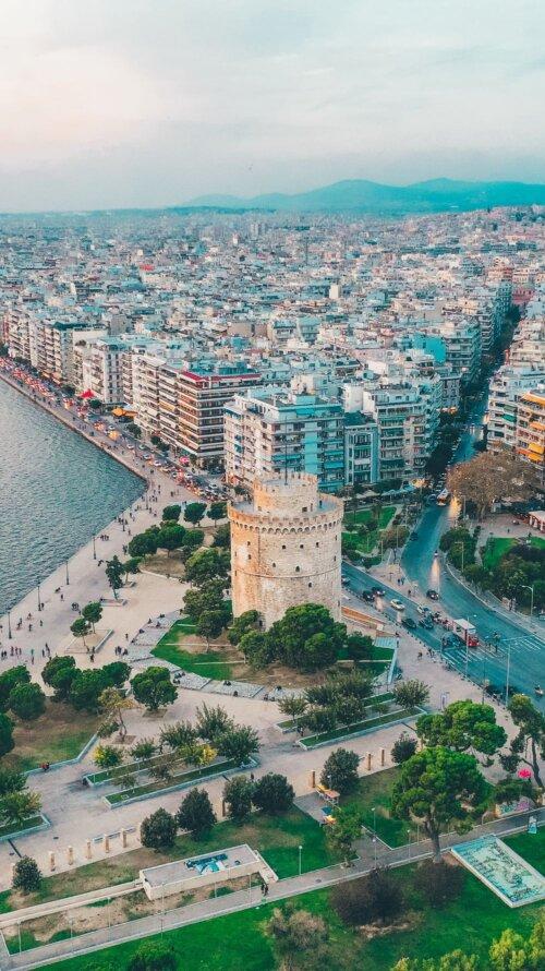 Der Weiße Turm ist das Wahrzeichen der Stadt. Der 34 Meter hohe Turm, der am Fuße der Uferpromenade Nea Paralia liegt, wurde im 15. und 16. Jahrhundert erbaut und diente bereits als Befestigungsanlage, Garnison und Gefängnis. Heute findet man im Weißen Turm ein Museum über die Geschichte der Stadt Thessaloniki.