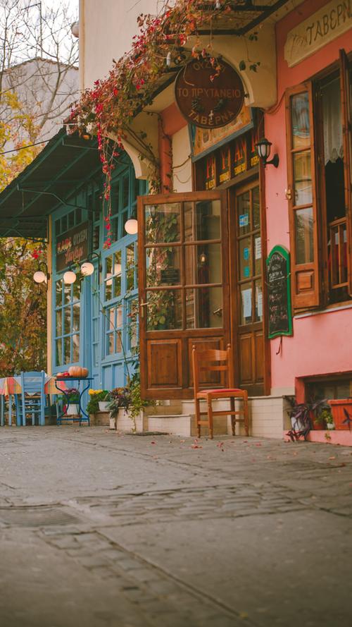 Der Aufstieg in die Altstadt mag vor allem im Sommer den Touristen die Schweißperlen auf die Stirn treiben, belohnt wird man aber neben einer schönen Aussicht mit vielen farbenfrohen Häusern, netten Cafés und kleinen Läden, in denen man allerlei Souvenirs findet. 