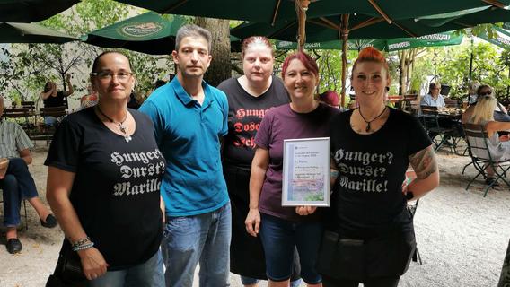 Nadine Mayer (rechts) samt Team mit der Urkunde für den schönsten Biergarten Frankens.