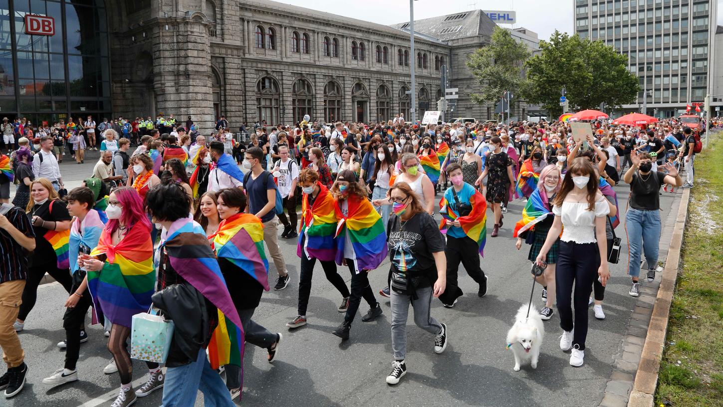 Fröhlich und bunt: die Parade zum Christopher Street Day im August 2021 vor dem Nürnberger Hauptbahnhof.