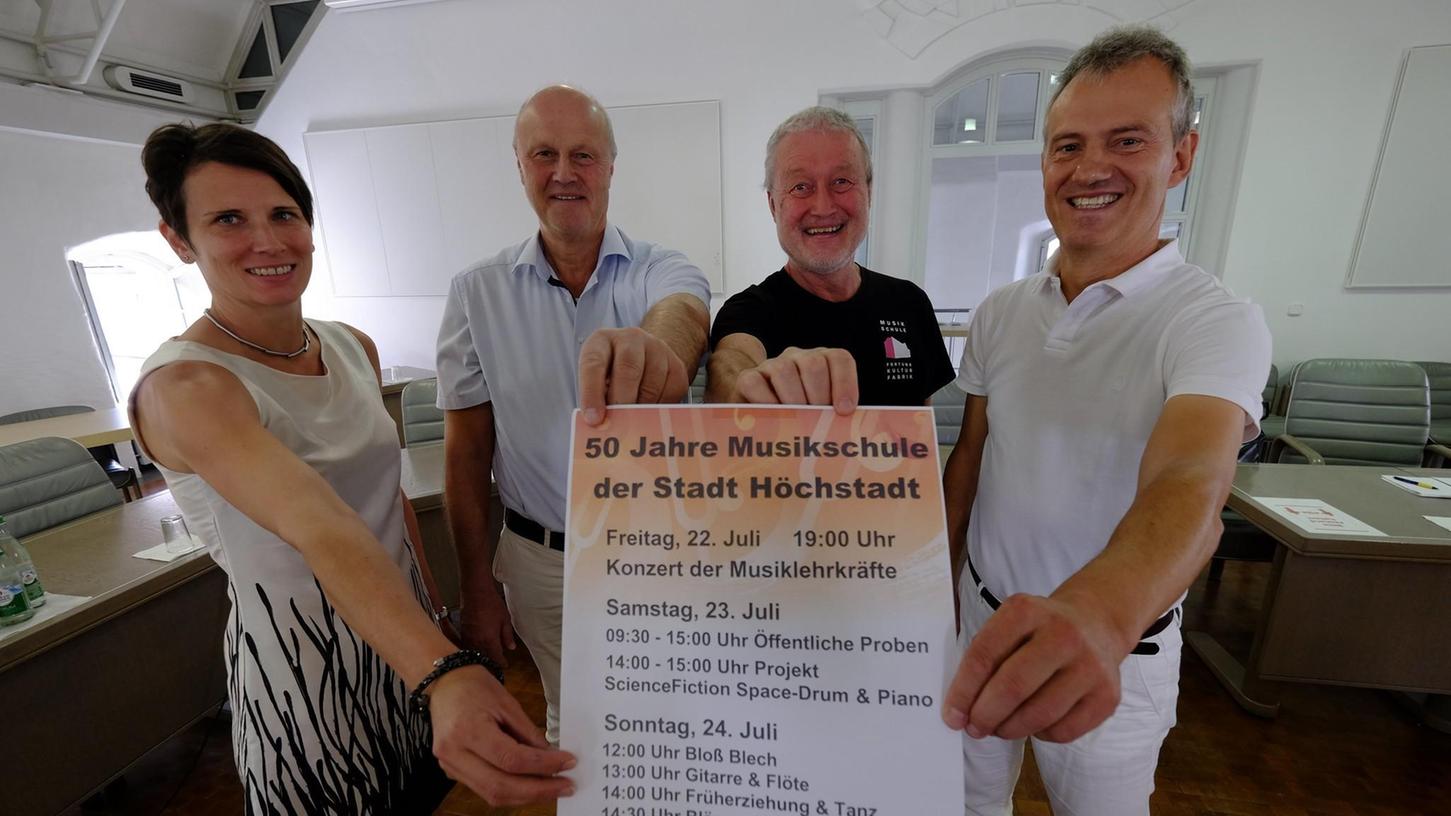 Freuen sich auf ein musikalisches Wochenende (von links): geschäftsleitende Beamtin Tina Reißberger, Bürgermeister Gerald Brehm, der Leiter der Musikschule, Gerhard Geuder, und Bernd Riehlein (Leiter Fortuna Kulturfabrik Höchstadt).