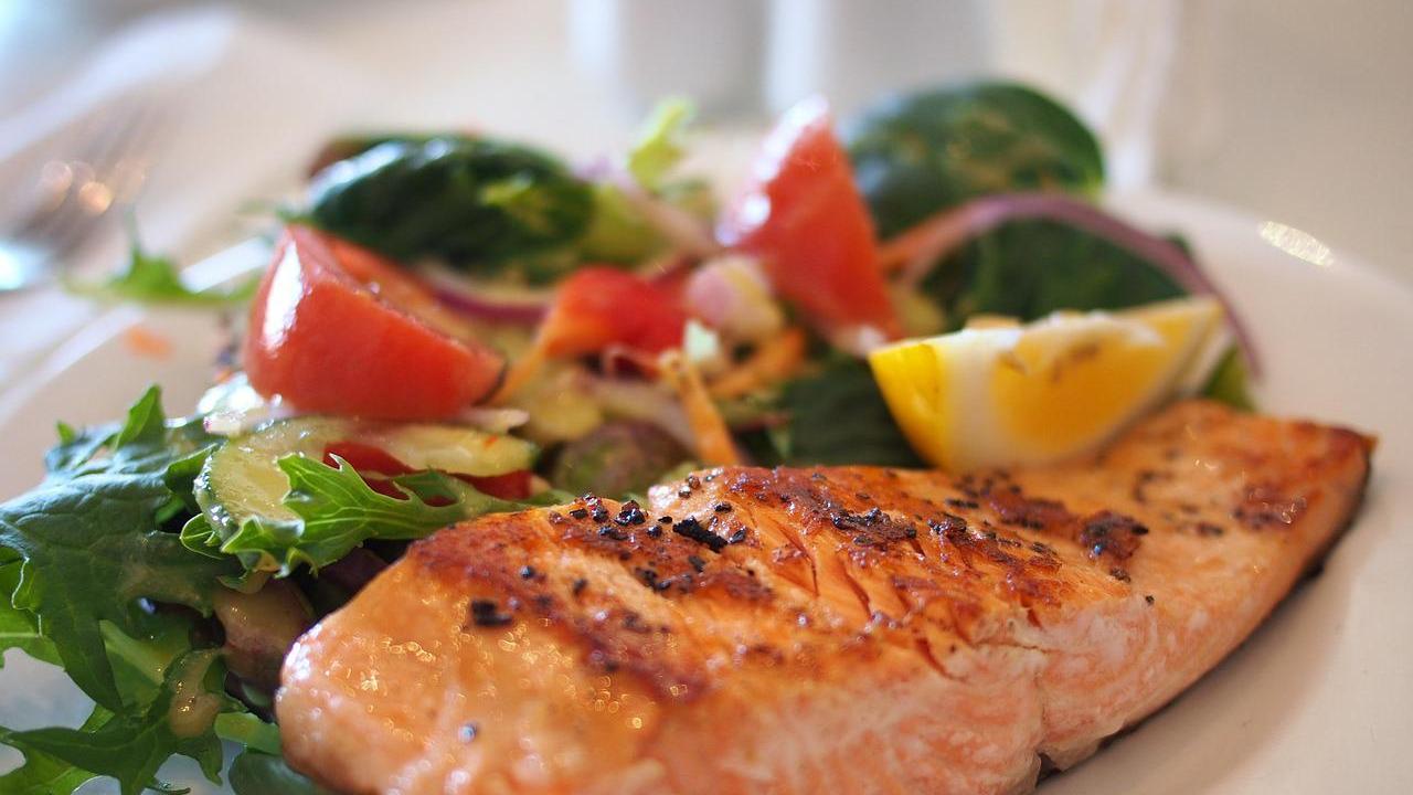 Fisch liefert Omega-3-Fettsäuren sowie gut verwertbares Eiweiß. Fisch liefert Omega-3-Fettsäuren sowie gut verwertbares Eiweiß.