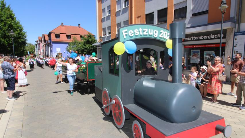 Die alte Dampf-, tschtsch, Dampf-, tschtsch, Dampfeisenbahn, die hat mir´s angetan: Mit ihr führte der Städtische Kindergarten den Festzug an.