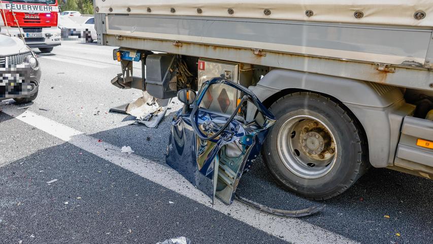 Lkw und drei Autos: Schwerer Unfall auf der A73 am Nürnberger Hafen