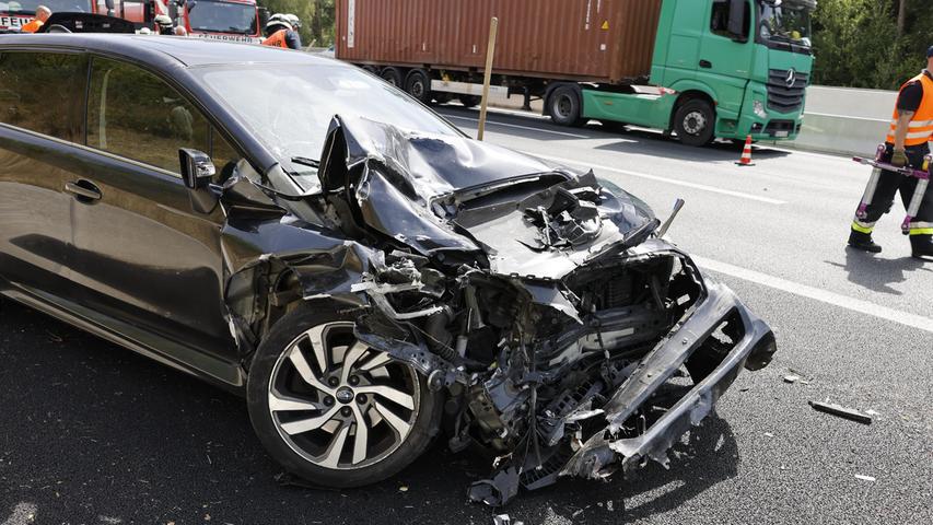 Lkw und drei Autos: Schwerer Unfall auf der A73 am Nürnberger Hafen
