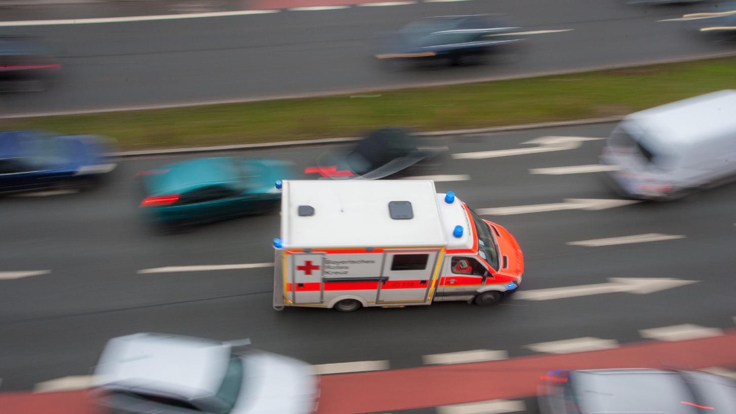 Wie die Polizei berichtet, kollidierte er zunächst mit einem am Straßenrand stehenden Golf, in dem zwei Frauen saßen, die dabei leicht verletzt wurden. (Symbolbild)