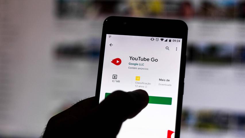 Auf der YouTube-Go-App war es dank eingeschränkter Funktionsweise ursprünglich möglich, Videos anzusehen und zu teilen und dabei wenig mobiles Datenvolumen zu benötigen. Mittlerweile wurde die allgemeine YouTube-App jedoch nachgebessert, weshalb YouTube Go überflüssig geworden ist und eigestellt wird. 