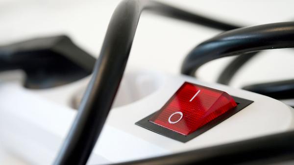 Was dabei helfen kann, nicht mehr allzu viele Geräte im Standby-Modus zu lassen, sind Steckerleisten mit Kippschalter. Diese ersparen einem nämlich das einzelne Ausstecker der Geräte und Kabel. Will man die Dinge vom Strom nehmen, schaltet man einfach nur die komplette Steckerleiste aus, statt jeden Stecker einzeln ziehen zu müssen. Das ist vor allem bei Geräten mit einem "Schein-Aus-Schalter" besonders hilfreich, da man diese so ohne großen Aufwand ausschalten und dabei sicher sein kann, dass sie nicht im Hintergrund trotzdem noch Strom ziehen. Verwendet man eine solche Steckdose für Fernseher, Reciever und DVD- beziehungsweise Blu-Ray-Player, kann man durch ein einfaches Schalter-Umlegen alles gleichzeitig vom Strom trennen. Auch für Ladekabel eignet sich eine solche Steckerleiste gut, da man die Kabel so trotzdem einfach stecken lassen kann, ohne das sie unnötig Strom verbrauchen. Bei der Benutzung von Steckerleisten sollte man allerdings beachten, dass diese nur eine bestimmte Höchstleistung erbringen können, die man nicht überschreiten sollte.