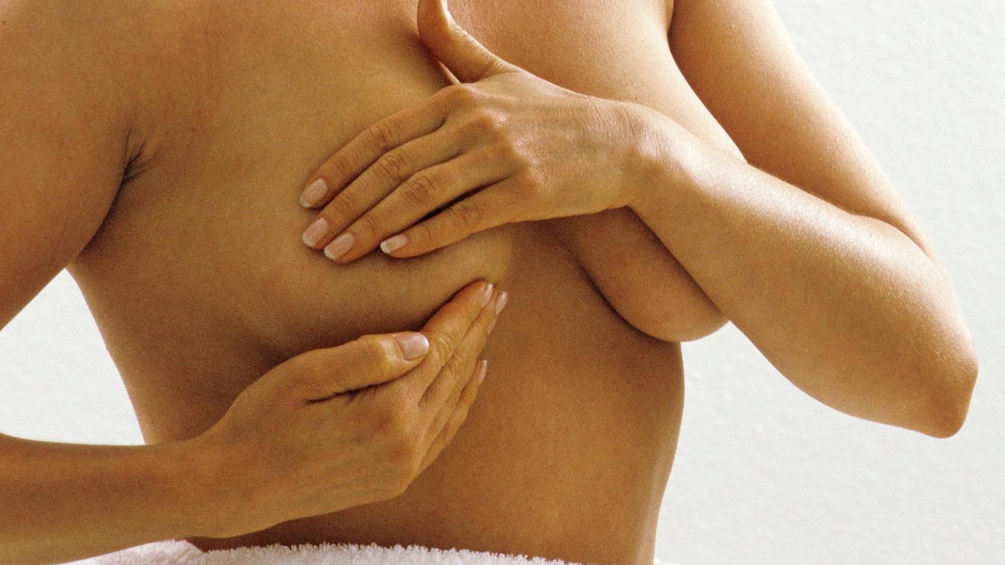 Beim Abtasten der Brust spüren Frauen manchmal einen Knoten. Auch bei der regelmäßigen Vorsorgeuntersuchung tastet die Frauenärztin die Brust der Patientin ab.  