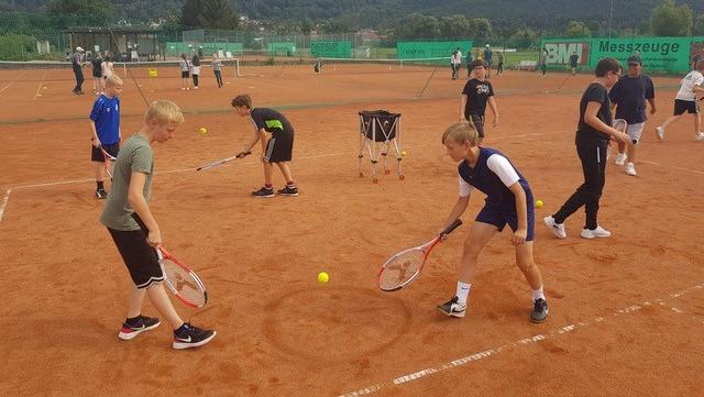 Ob kleines oder großes Feld, beim Tennis helfen die Tennisschule Hirsch und aktive Spieler.
