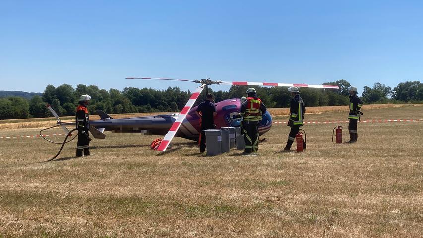 An dem Hubschrauber wurde eine Kufe beschädigt, der Pilot blieb unverletzt. Er konnte sich selbst aus dem Wrack befreien.
