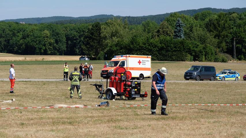 Neben Beamten der Polizeiinspektion Lauf, die den Unfall aufnahmen, waren auch die Freiwilligen Feuerwehren Hüttenbach, Schnaittach und Lauf sowie ein Rettungshubschrauber und Kräfte der Bergwacht vor Ort. 
