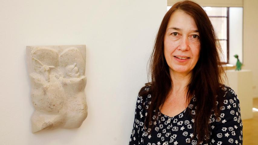 Die Bildhauerin Monika Ritter mit ihrem Werk "schlaft gut". Sie erhält dafür einen der weiteren Kunstpreise.