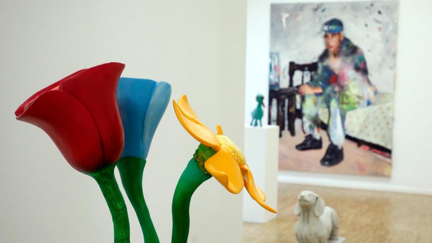 Blick in die Ausstellung: Im Vordergrund Josef Hirthammers "Blumendreierlei", im Hintergrund ein Gemälde von Felix Pensel. 
