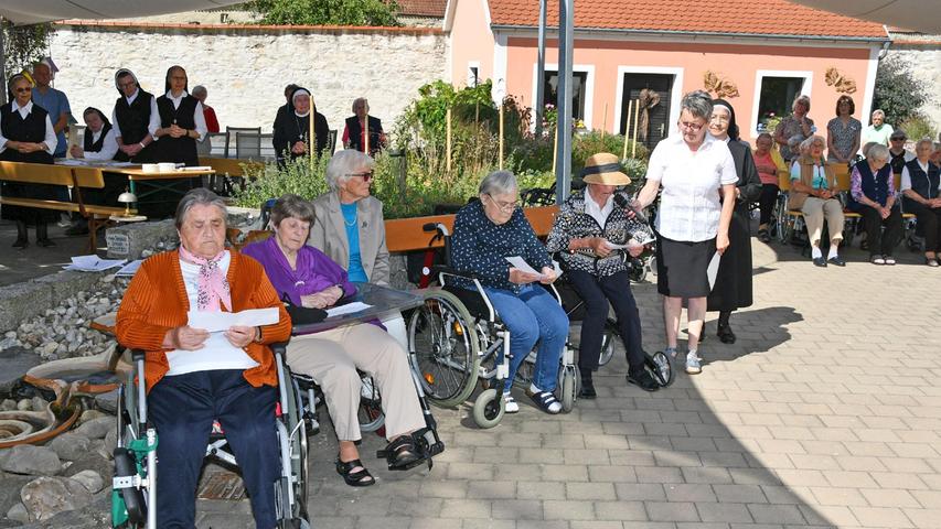 Im Gottesdienst trugen mehrere Bewohnerinnen und Bewohner der Einrichtung die Fürbitten vor. Im Gottesdienst trugen mehrere Bewohnerinnen und Bewohner der Einrichtung die Fürbitten vor.