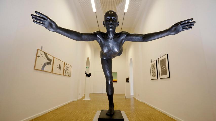Ulrich Strassmanns Skulptur empfängt die Besucher mit offenen Armen. 