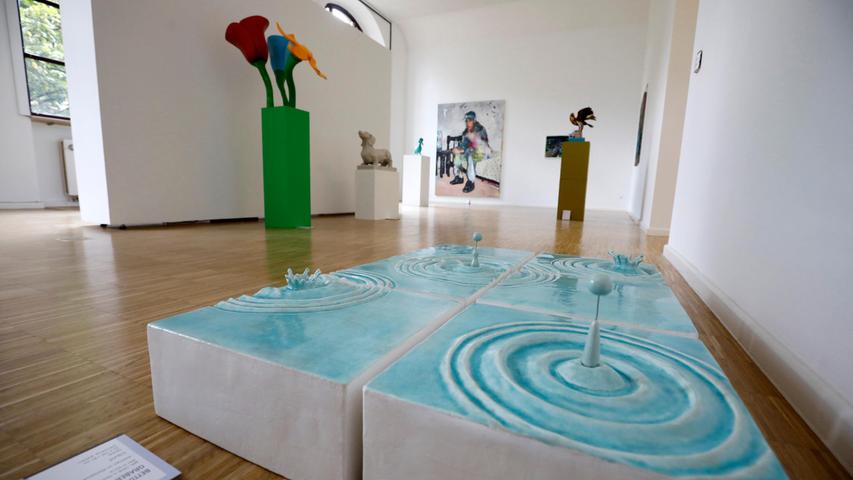 Auch dieses Werk wirkt erfrischend: Blick in den Ausstellungsraum mit Bettina Graber-Reckziegels Steinzeug-Arbeit "Liquid". 