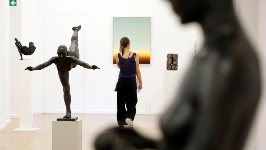 Blick in den Ausstellungsgang mit seinen exquisiten Skulpturen.
